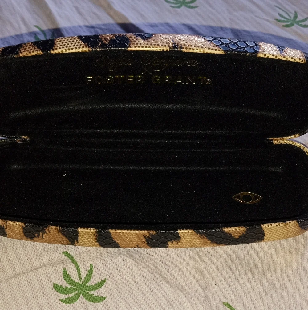 Sunglasses Holder - Picture 2 of 4